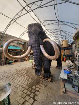 Ureditev trga pri glavni avtobusni postaji v Kamniku – postavitev skulpture mamut (4)